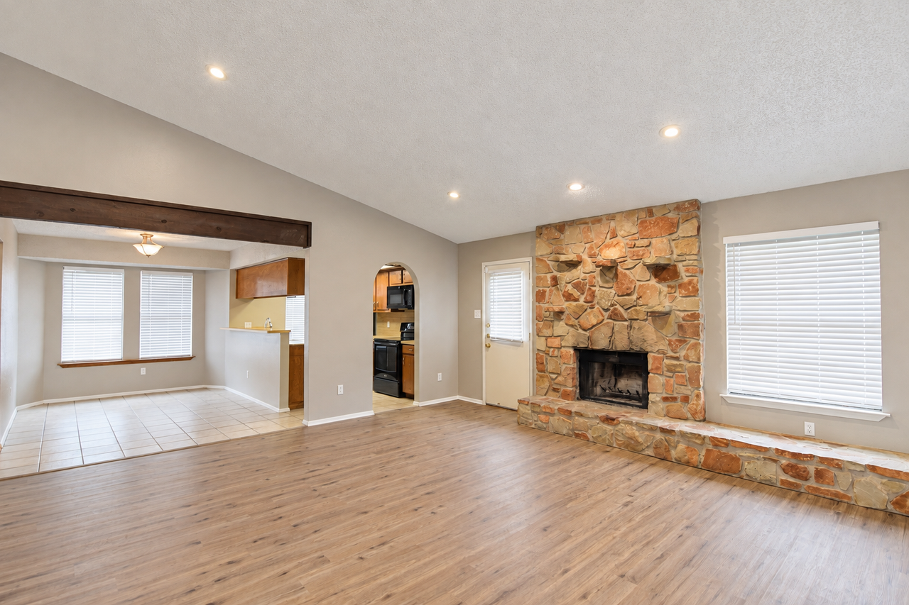 2504 Greenbriar Dr - Photo 7 of 20