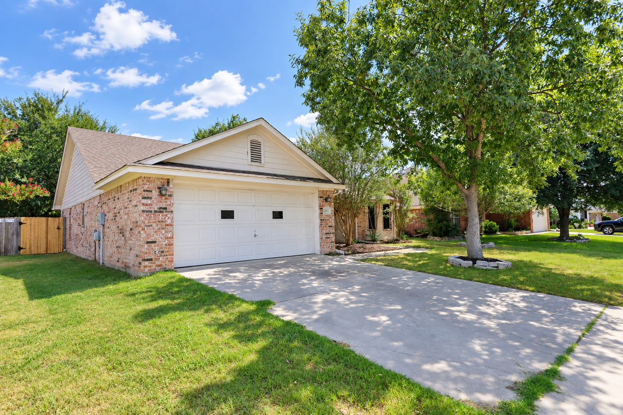2303 Ridgeway - Photo 2 of 21
