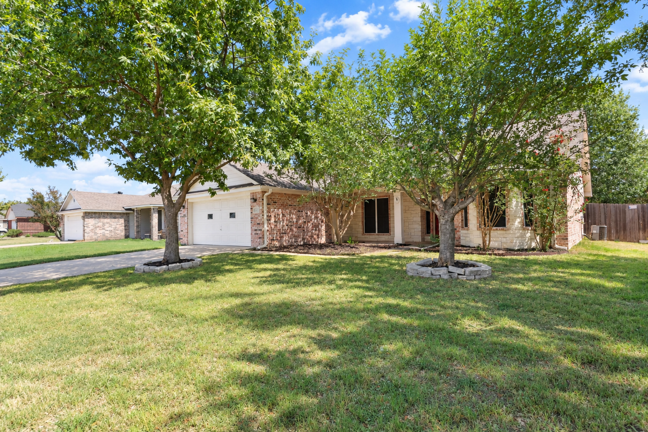 2303 Ridgeway - Photo 3 of 21