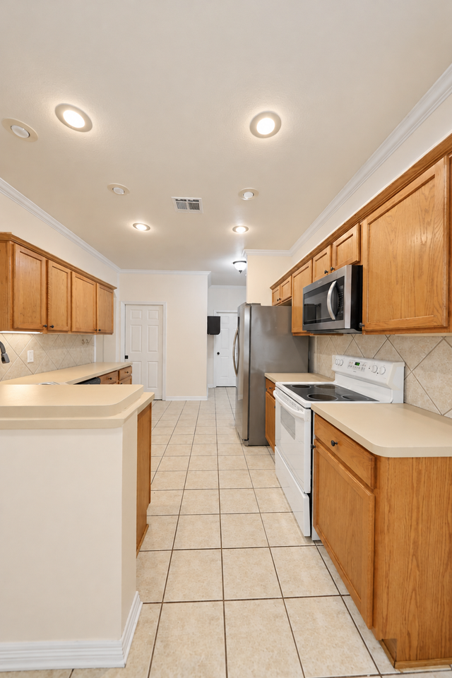 2303 Ridgeway - Photo 4 of 21