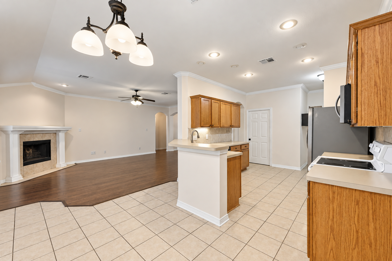2303 Ridgeway - Photo 5 of 21