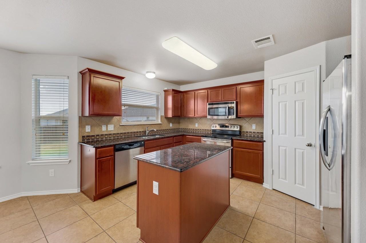 9512 Shimla Dr - Photo 4 of 47