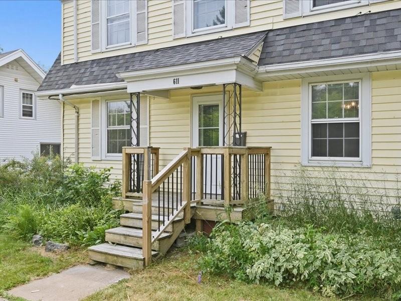 611 Lincoln Pkwy - Photo 2 of 18