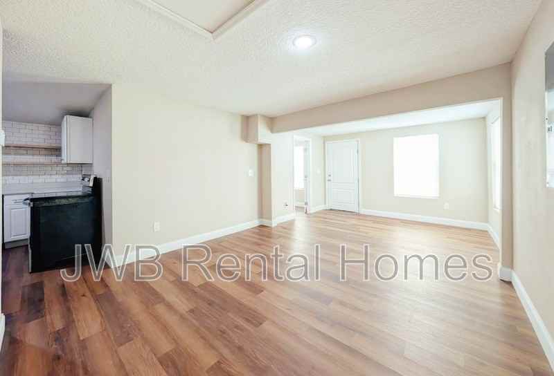 4823 Waller St - Photo 4 of 17