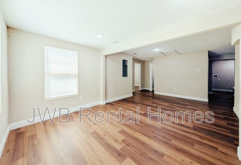 4823 Waller St - Photo 5 of 17