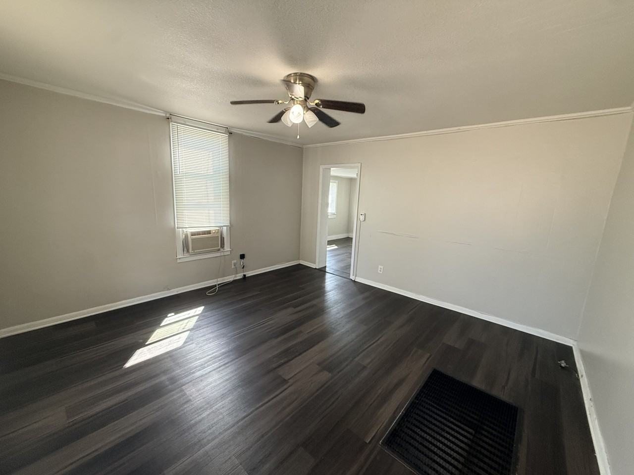 320 Jackson St - Photo 2 of 9