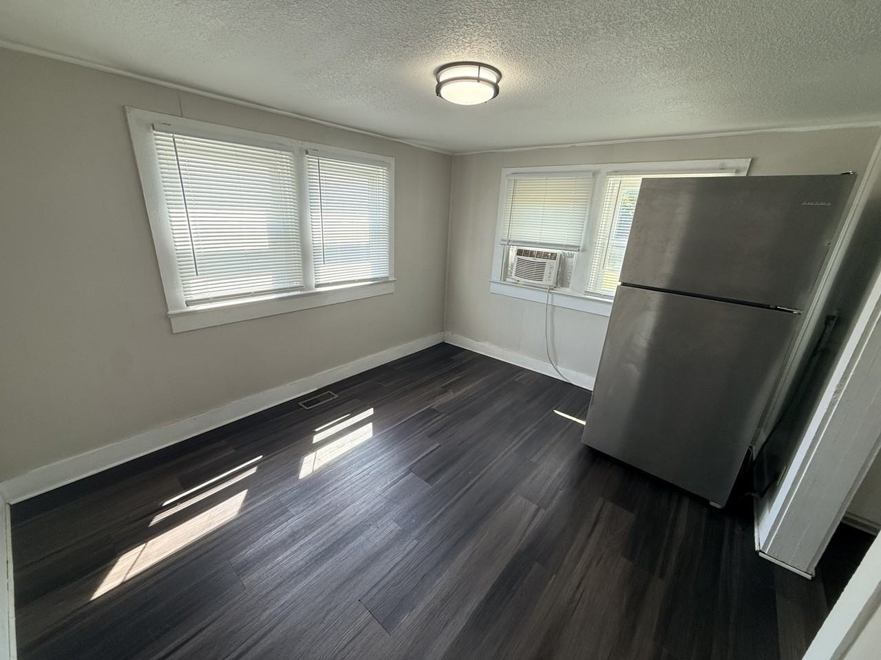 320 Jackson St - Photo 5 of 9