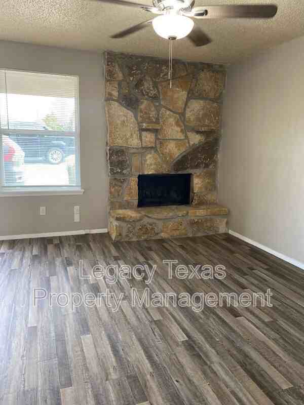 1409 Courtney Pl #B - Photo 2 of 22