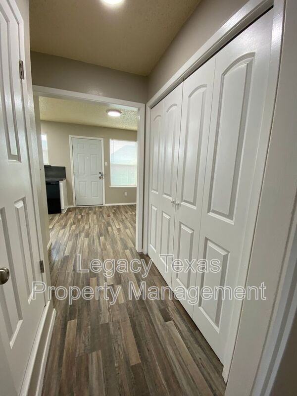 1409 Courtney Pl #B - Photo 3 of 22
