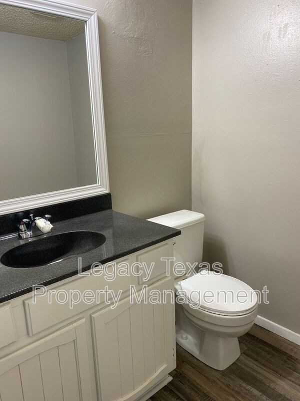 1409 Courtney Pl #B - Photo 4 of 22