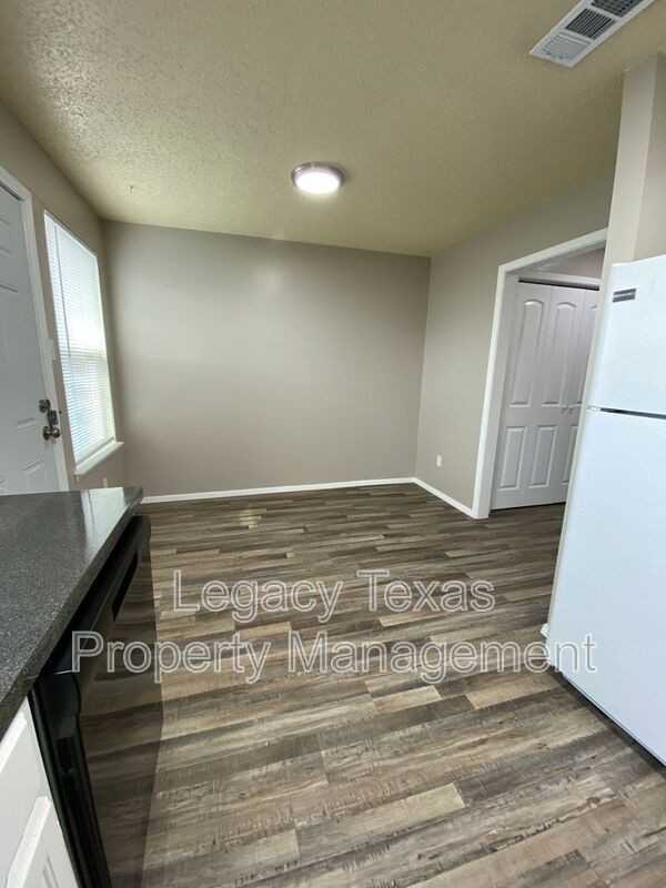 1409 Courtney Pl #B - Photo 7 of 22