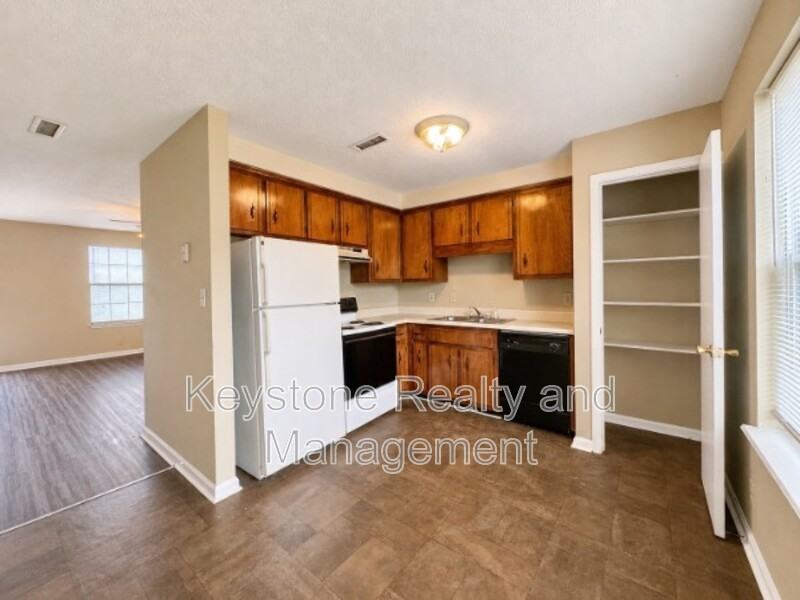 1630 Baltimore Dr - Photo 4 of 14