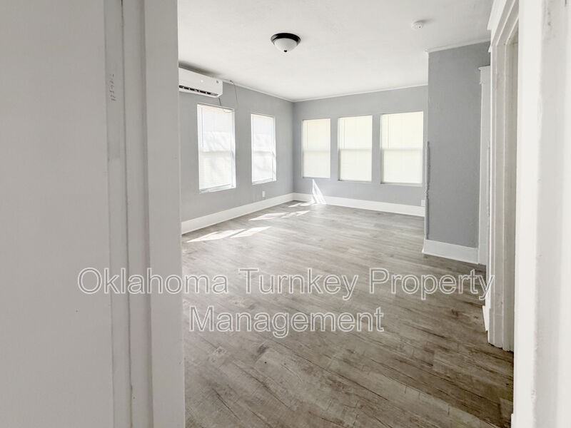 800 N Taft Ave - Photo 2 of 12