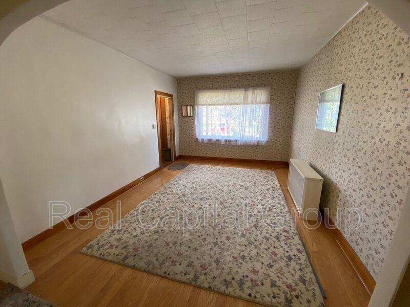 165 Smith St - Photo 3 of 29