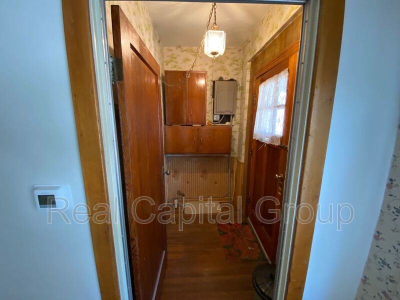 165 Smith St - Photo 4 of 29