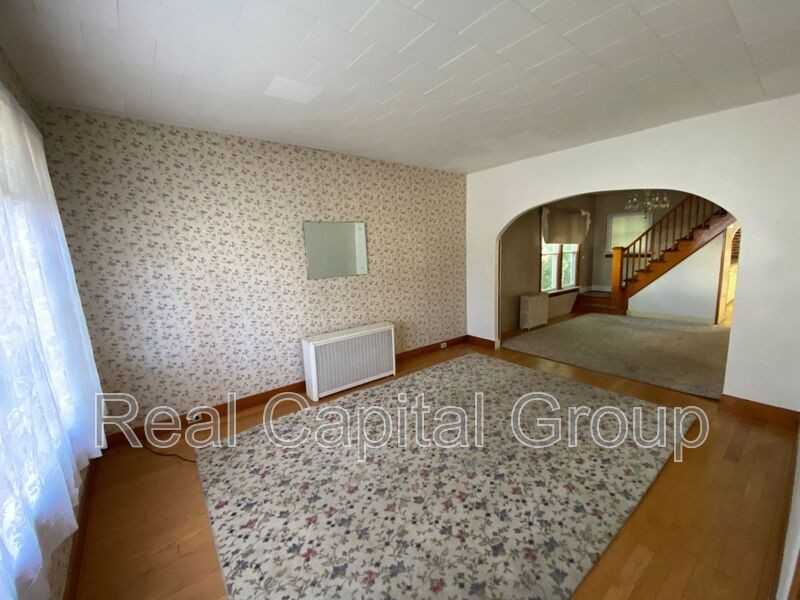 165 Smith St - Photo 5 of 29