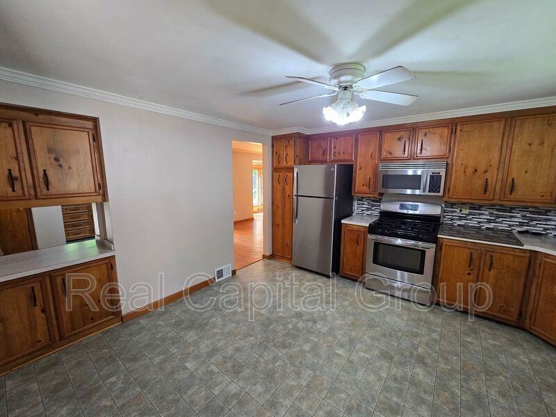 8401 Ericson Dr - Photo 5 of 17