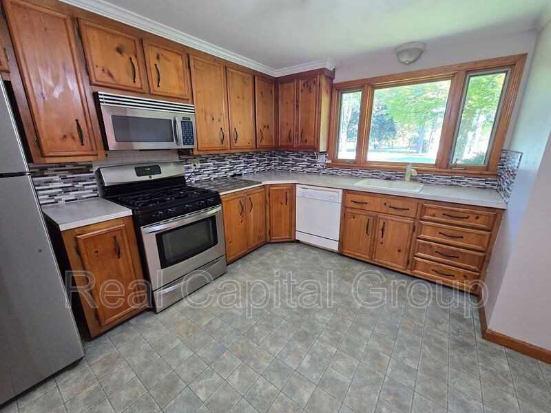 8401 Ericson Dr - Photo 6 of 17