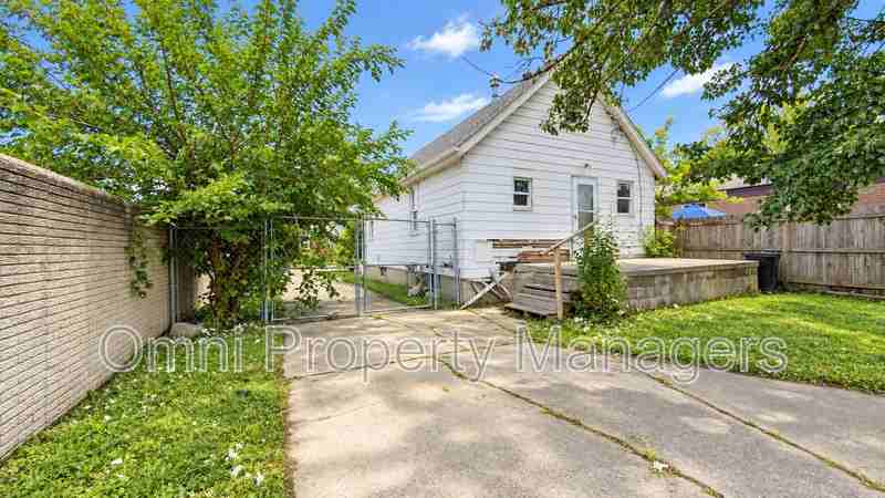 8037 Chalmers Ave - Photo 4 of 20