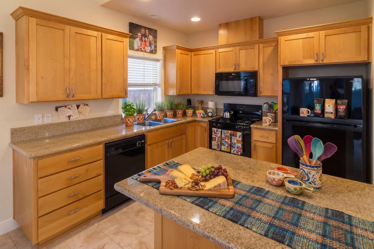 1076 Ne Parkview Ct #NA - Photo 4 of 33