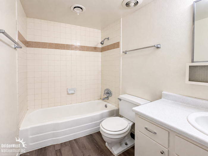 910 E Marlette Ave #20 - Photo 5 of 9
