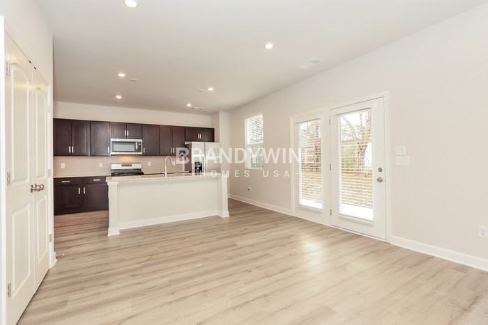 325 Dearborn Sta - Photo 6 of 24