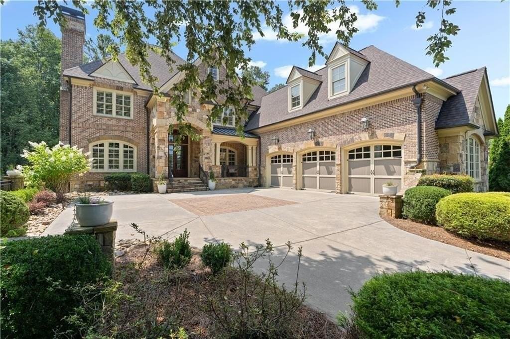 6327 Howell Cobb Ct - Photo 3 of 50