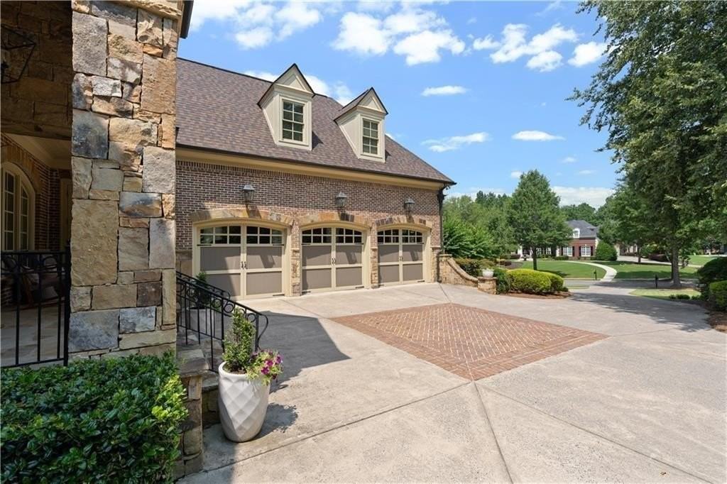 6327 Howell Cobb Ct - Photo 4 of 50