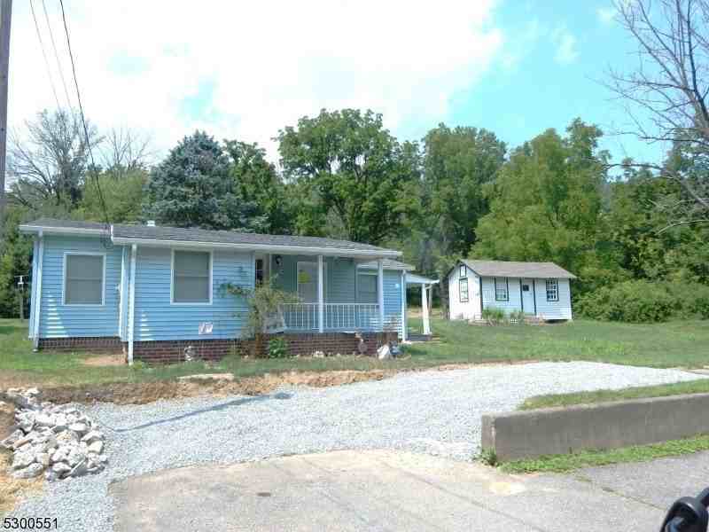 215 Main St - Photo 2 of 13