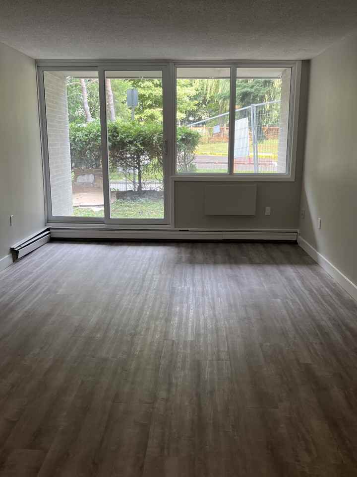 790 Wonderland Road South - Photo 5 of 7