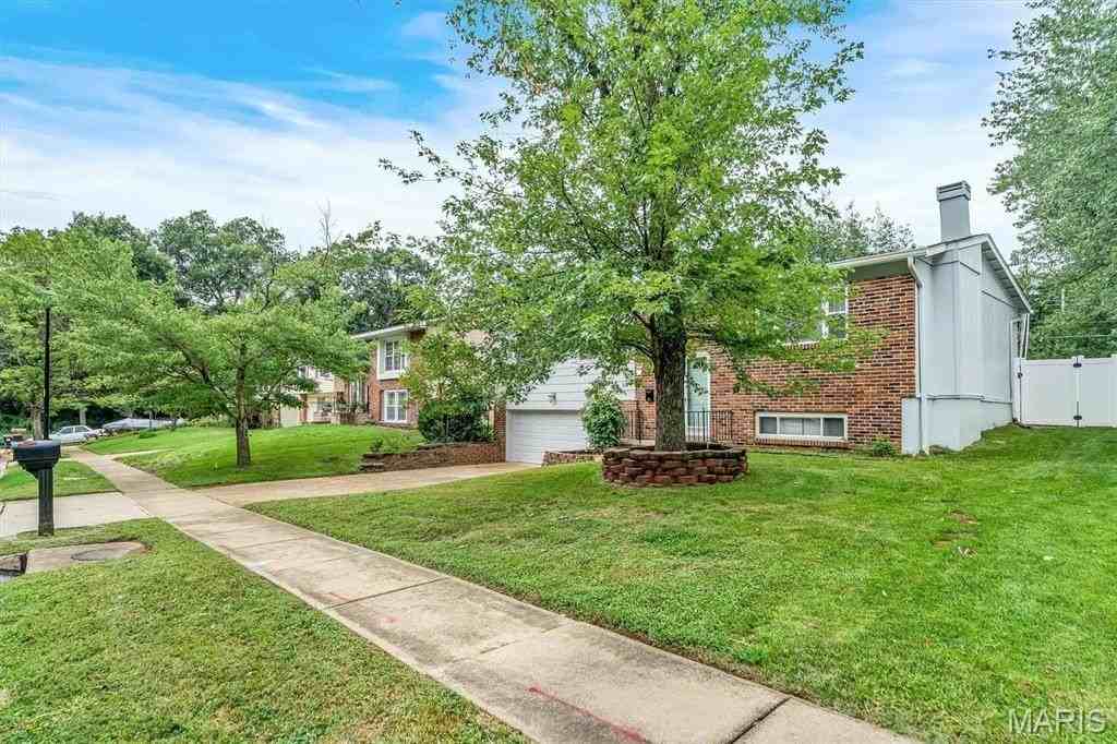 331 Sorrento Dr - Photo 4 of 35