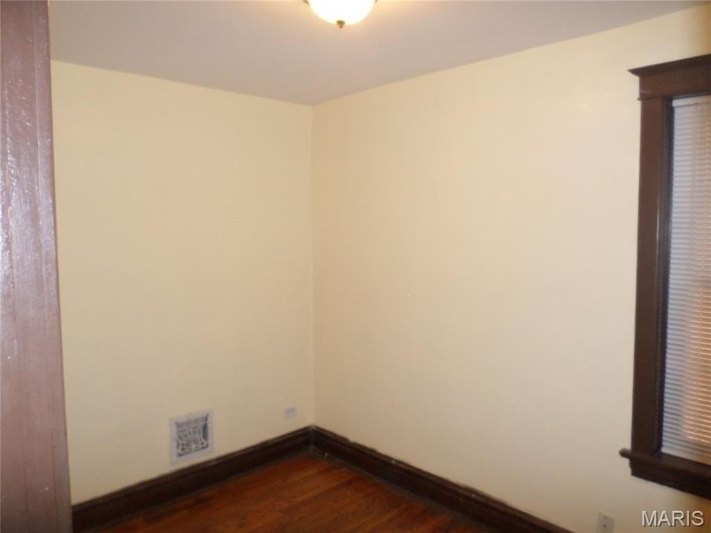 3902 Iowa Ave - Photo 4 of 13