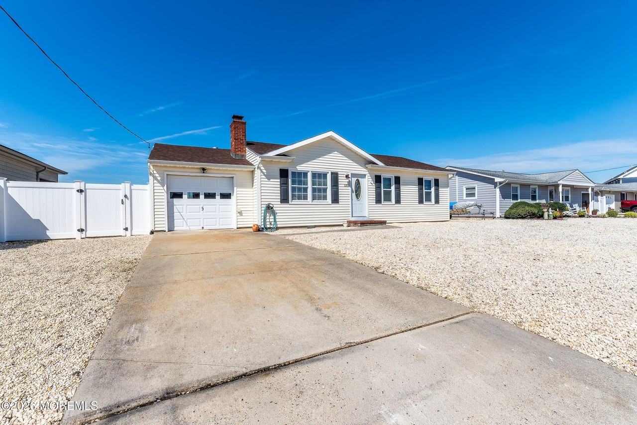 1201 Penguin Ct - Photo 2 of 35