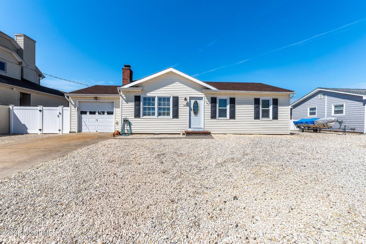 1201 Penguin Ct - Photo 3 of 35