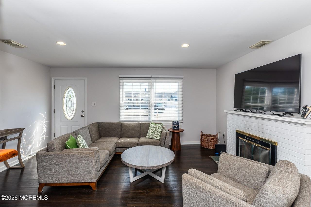 1201 Penguin Ct - Photo 4 of 35