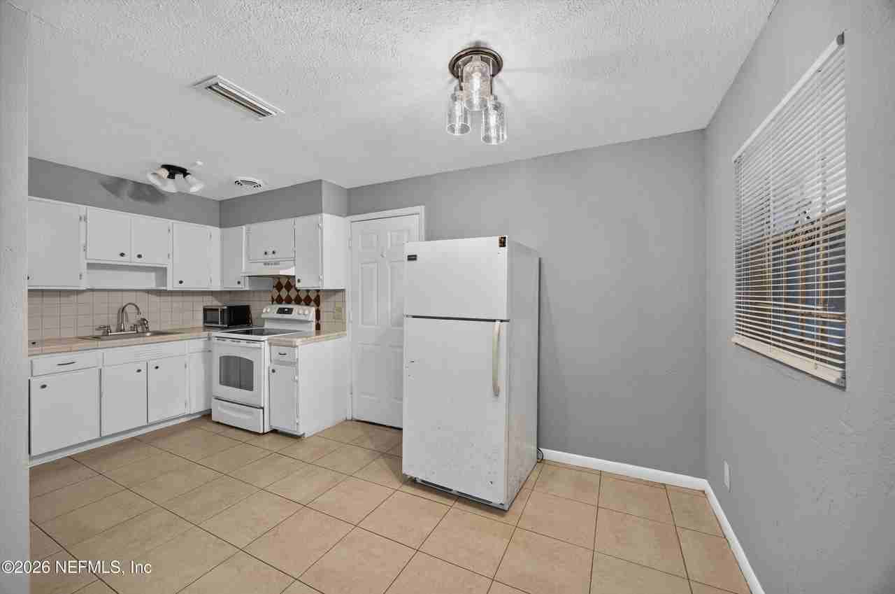 4030 Leonard Cir E - Photo 5 of 29