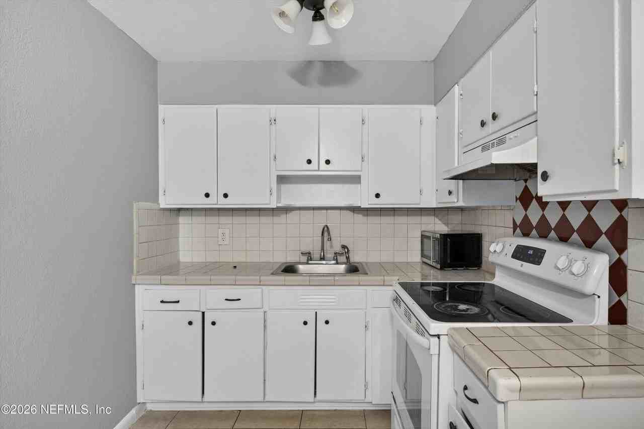 4030 Leonard Cir E - Photo 7 of 29