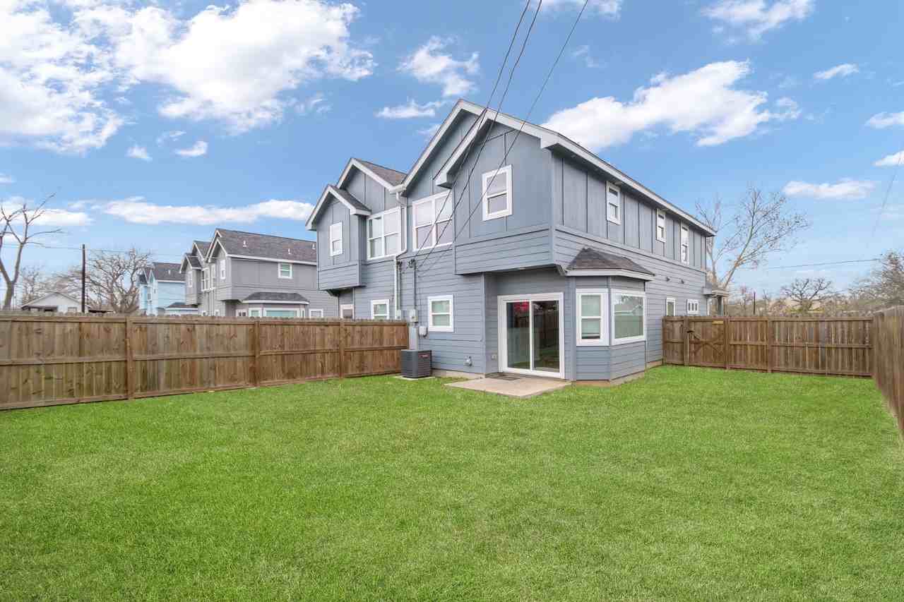 1008 E Fannin St - Photo 3 of 10