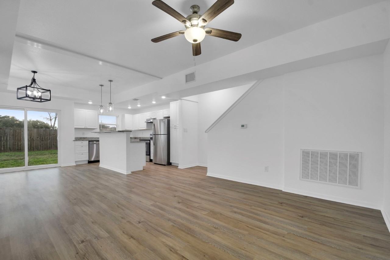 1008 E Fannin St - Photo 5 of 10