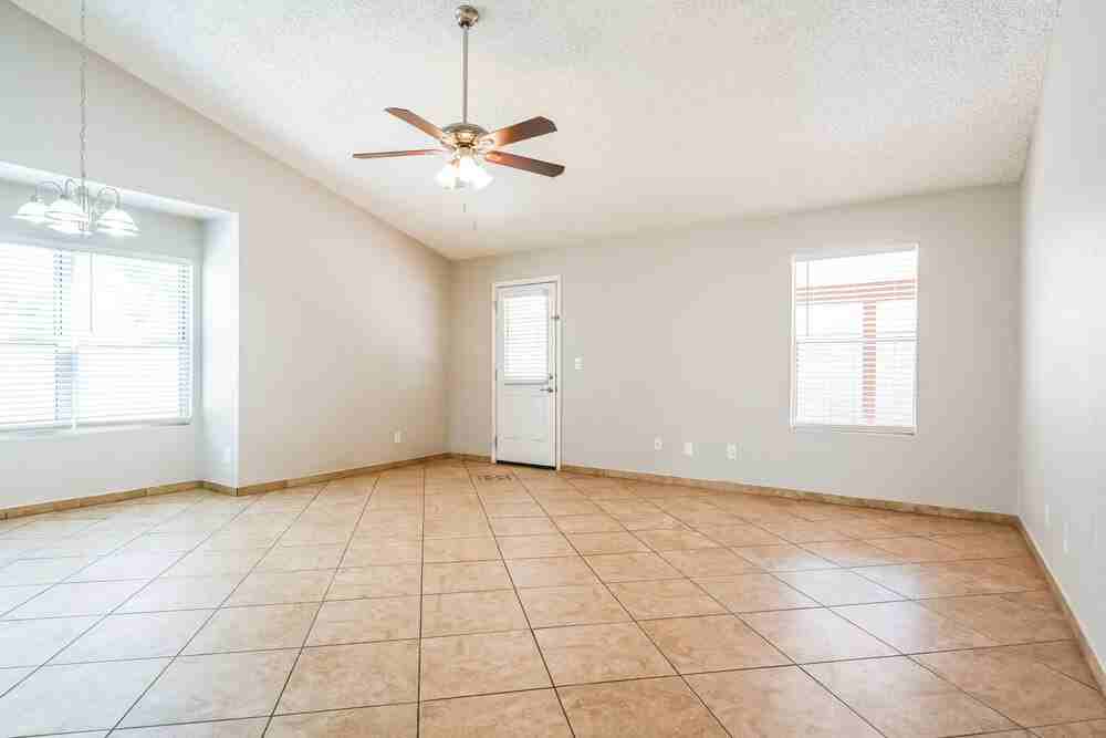4467 W Yorkshire Dr - Photo 3 of 16