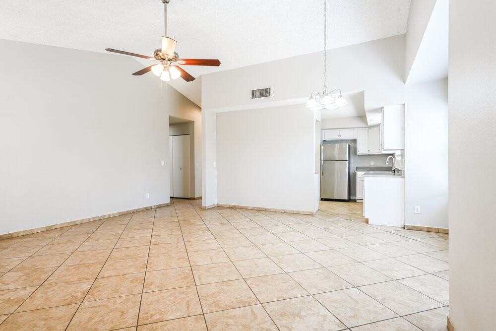 4467 W Yorkshire Dr - Photo 4 of 16