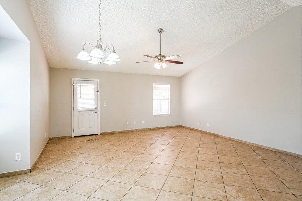 4467 W Yorkshire Dr - Photo 5 of 16