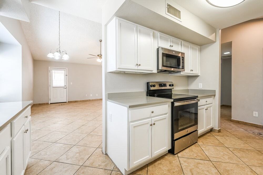 4467 W Yorkshire Dr - Photo 7 of 16