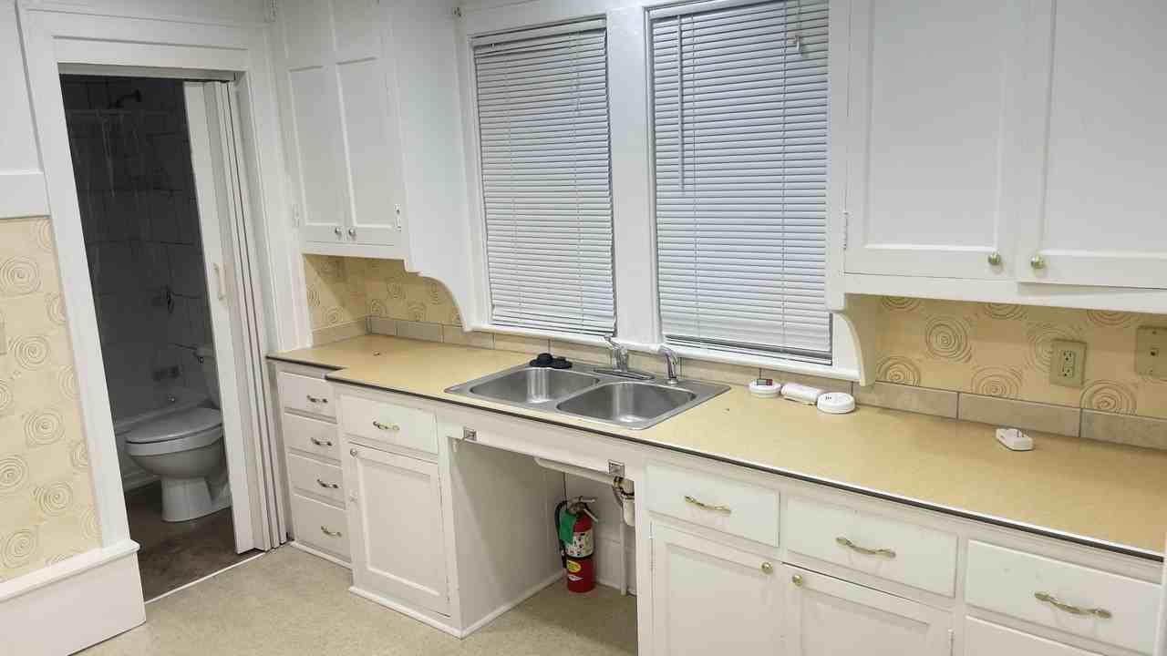 2342 E 13th St #A - Photo 5 of 13