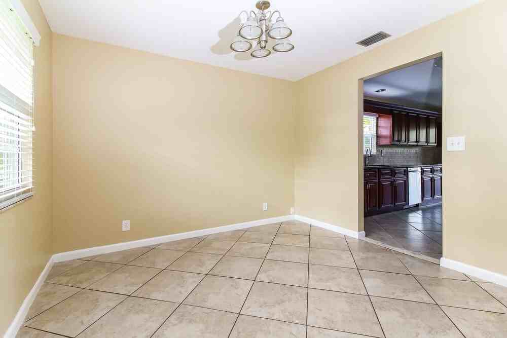 3900 Nw 115th Ave - Photo 4 of 17