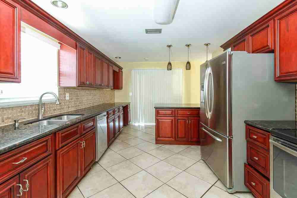 3900 Nw 115th Ave - Photo 5 of 17