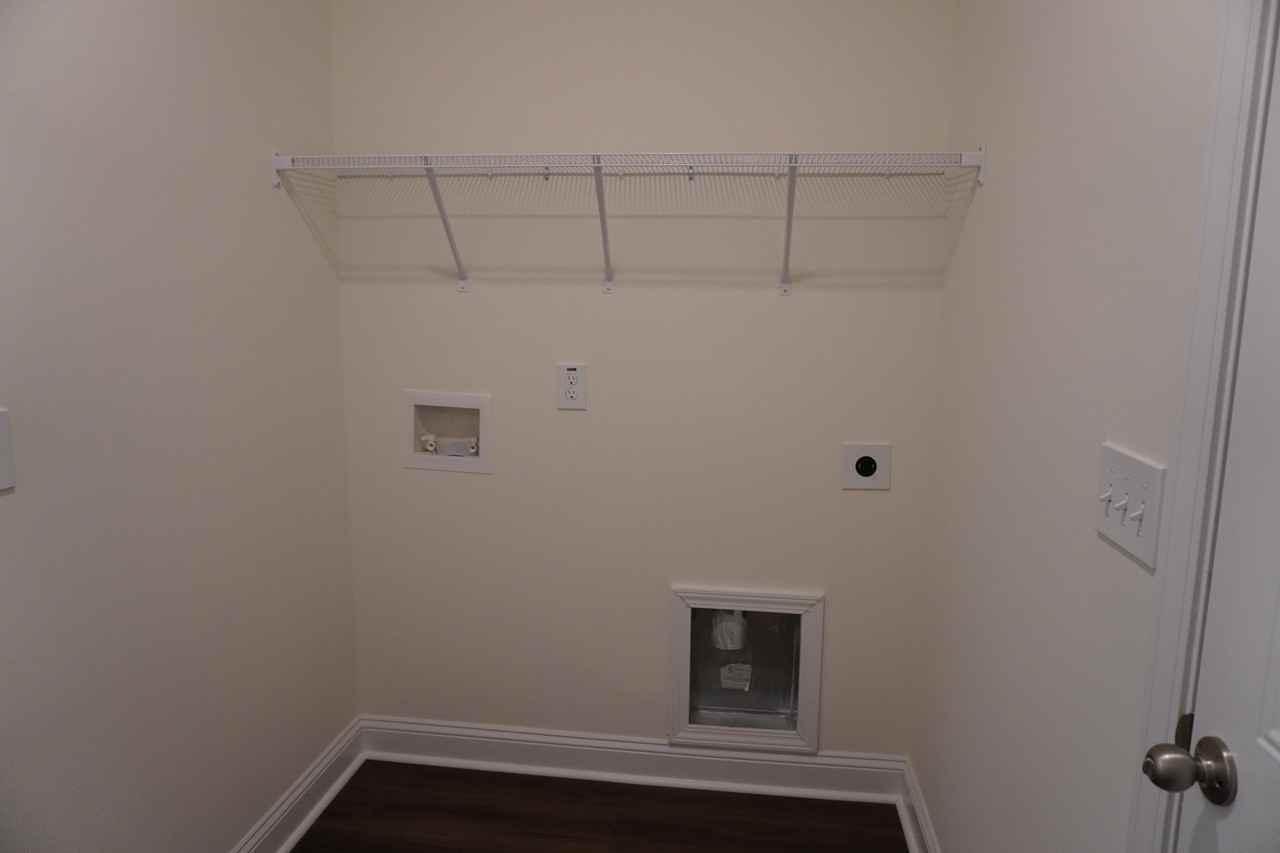 385 Buhmann Dr - Photo 7 of 17