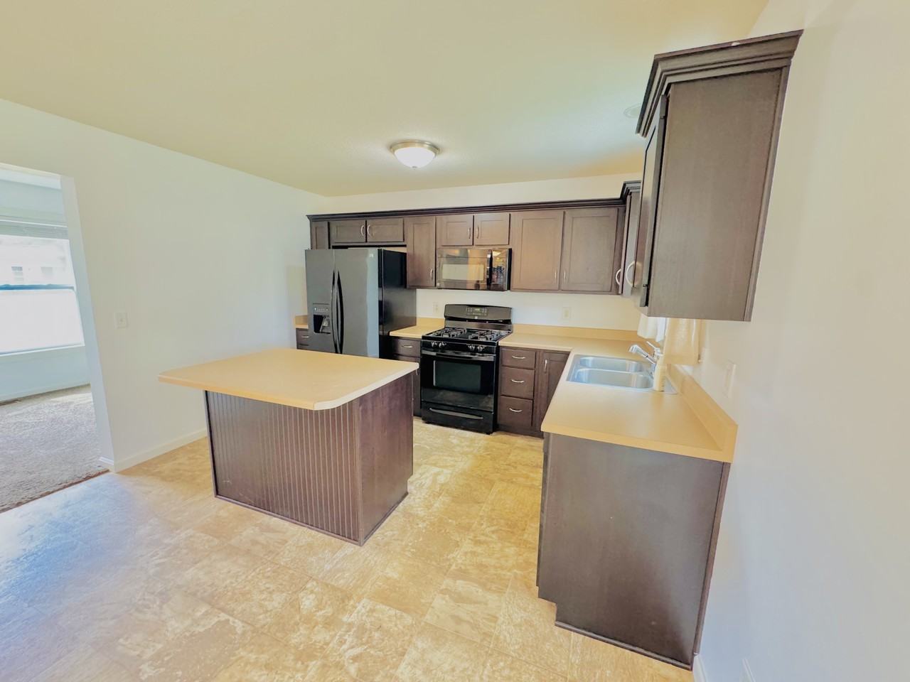 2102 Oakwood Dr - Photo 4 of 23