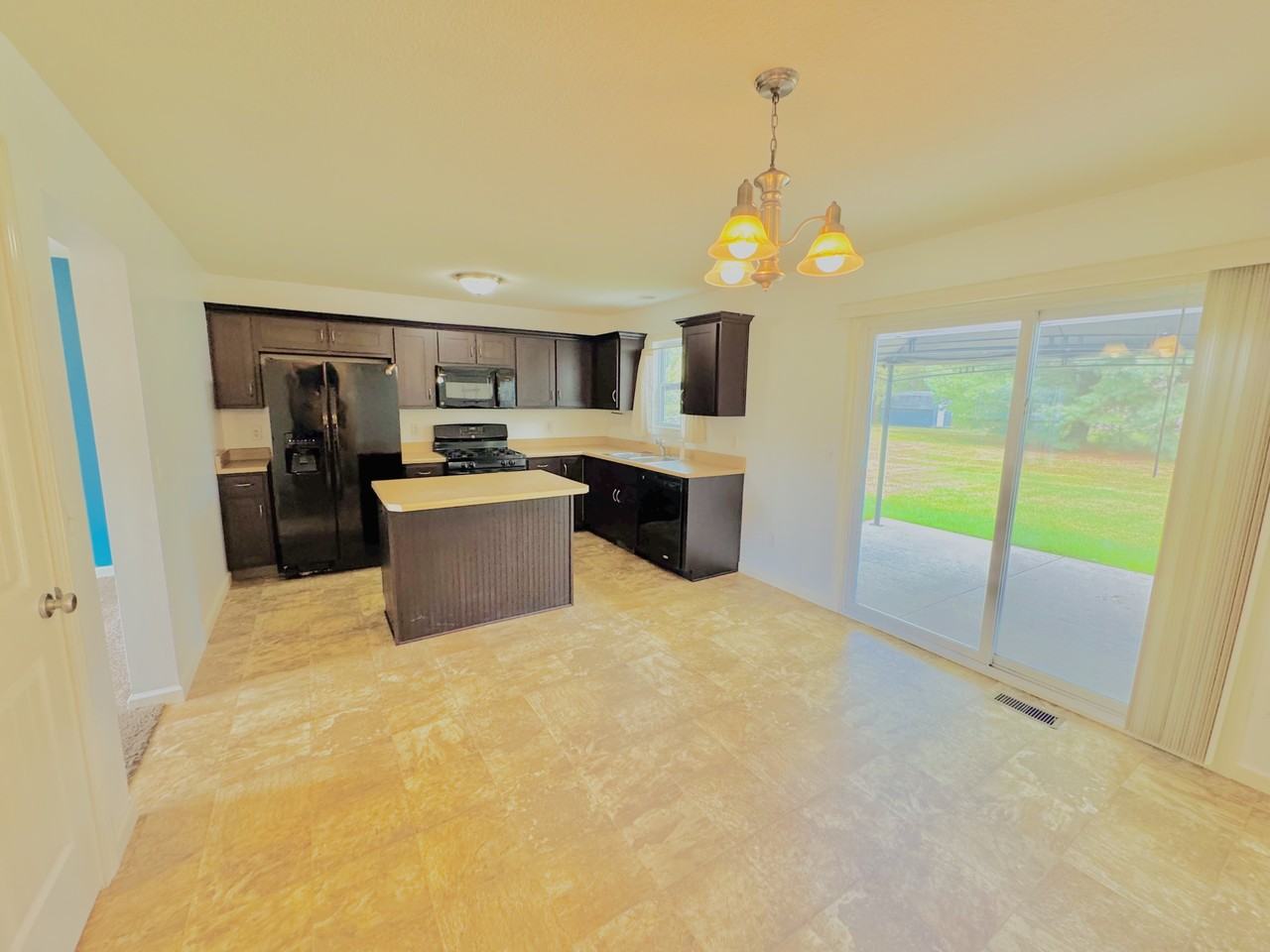 2102 Oakwood Dr - Photo 5 of 23