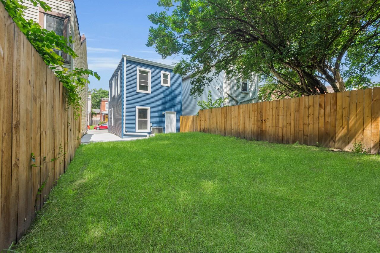4122 Kirby Ave - Photo 3 of 15